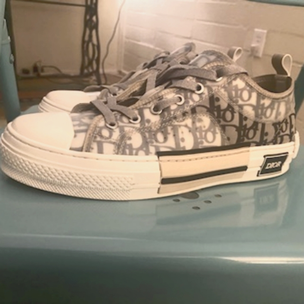 The B23 low-top sneaker